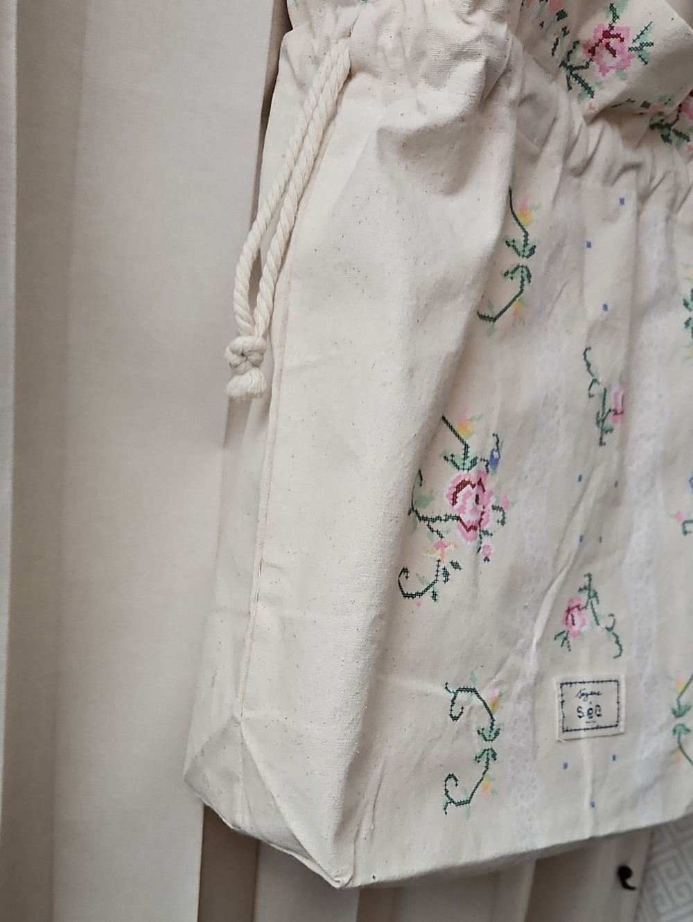 Cream Floral Drawstring Tote Bag - Casual Women’s Shoulder Bag - Picture 4 of 4